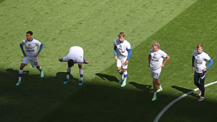 Finland's players honor Christian Eriksen
